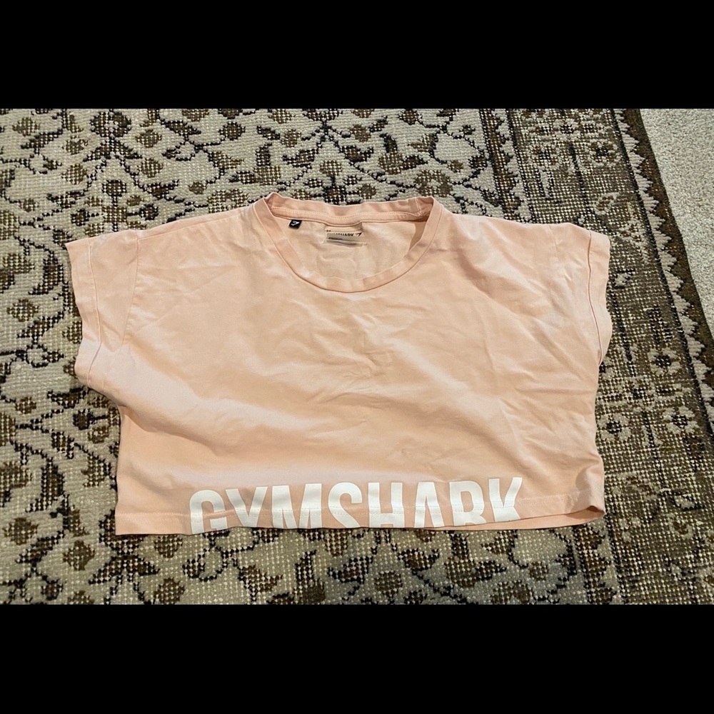 Gym shark crop tee
